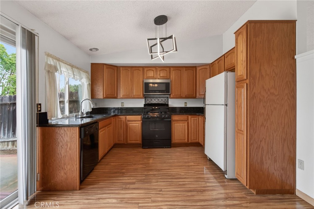 6305 La Mirada Way Riverside, CA 92504 - Photo 7 of 31
