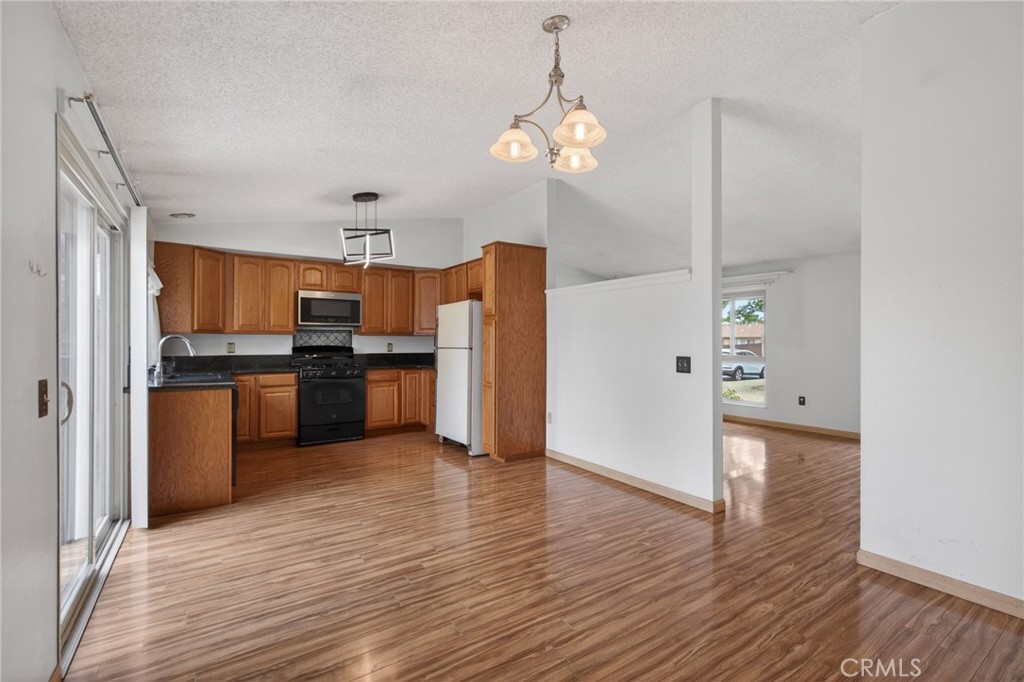 6305 La Mirada Way Riverside, CA 92504 - Photo 8 of 31