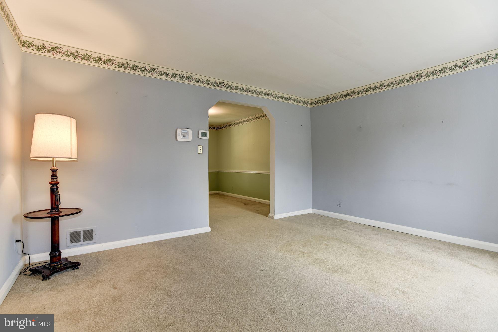 141 Garden Ridge Road Catonsville, MD 21228 - Photo 3 of 25 Living Room