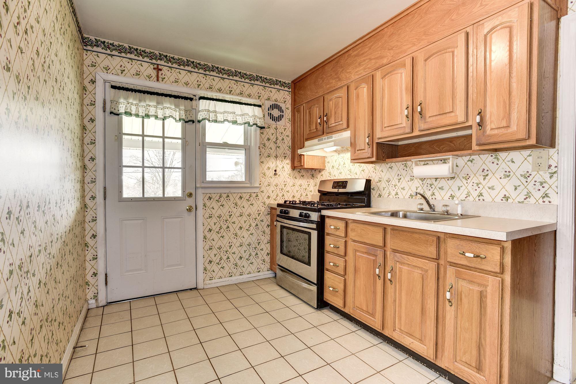 141 Garden Ridge Road Catonsville, MD 21228 - Photo 7 of 25 Kitchen