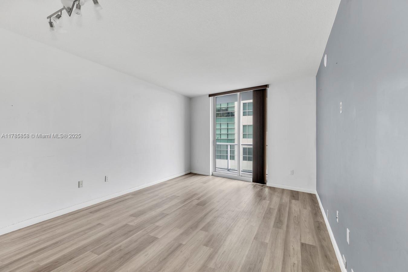185 Southwest 7th Street, Unit 1508 Miami, FL 33130 - Photo 7 of 30 wooden floor in a room