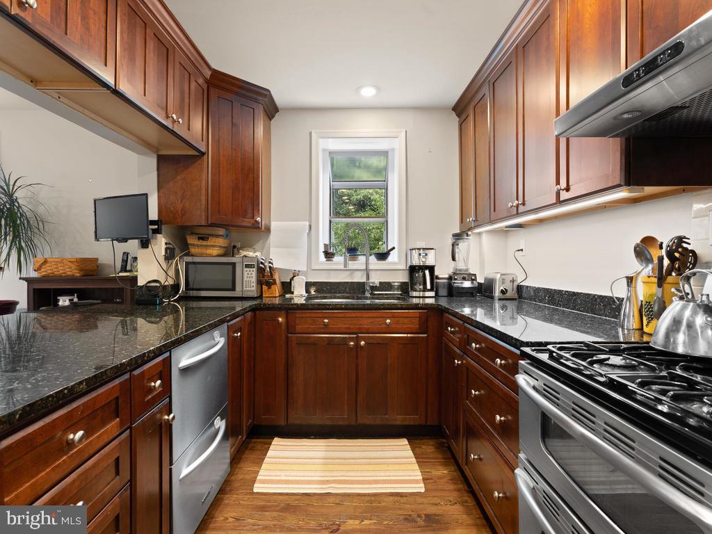 4008 Tennyson Road University Park, MD 20782 - Photo 10 of 38 Fully Equipped Kitchen with Granite Counters
