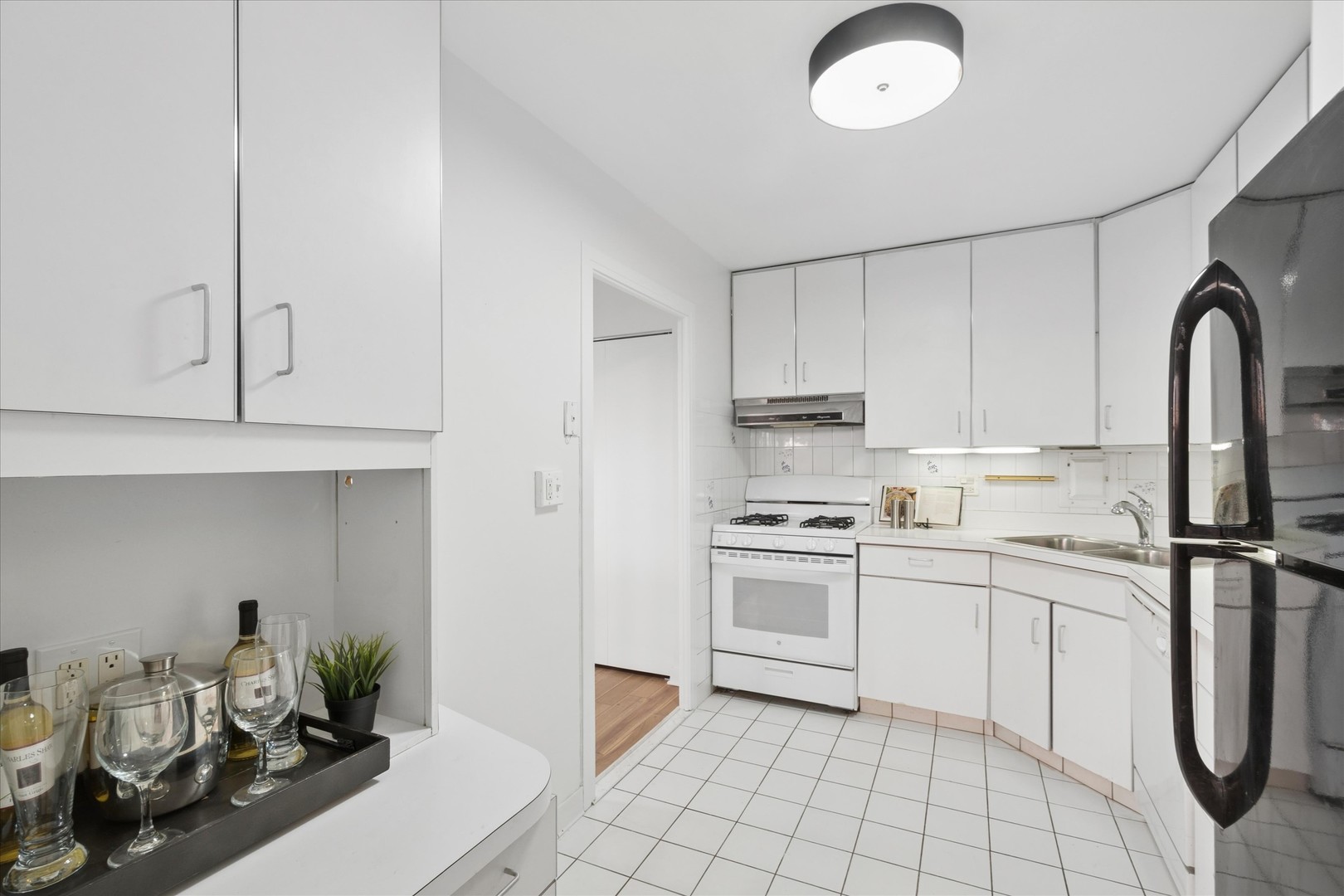 850 North Dewitt Place, Unit 15K Chicago, IL 60611 - Photo 8 of 18