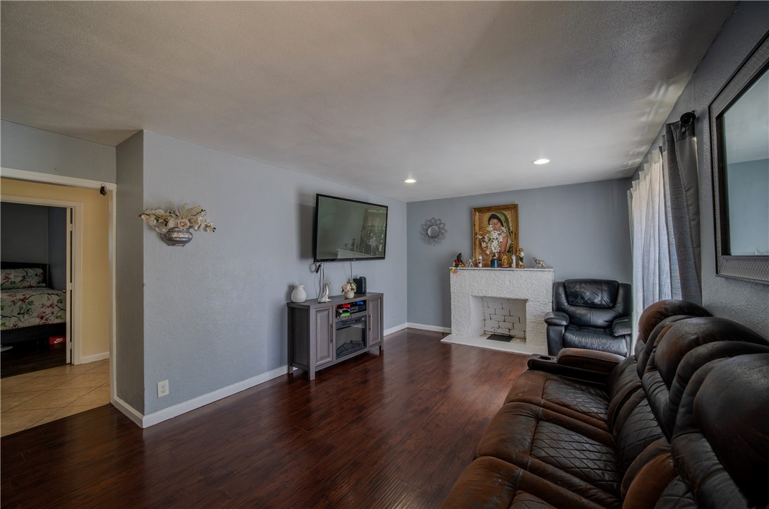 409 West Cedar Street Compton, CA 90220 - Photo 3 of 5