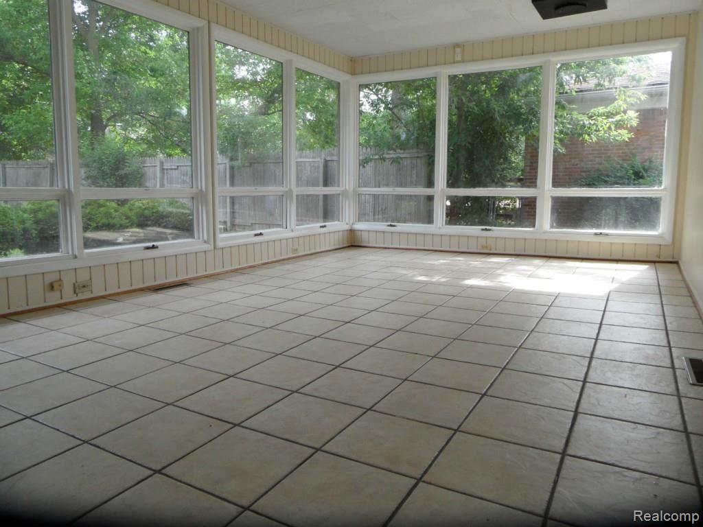 1825 East Maple Road Birmingham, MI 48009 - Photo 10 of 17 SAM_4727.jpg