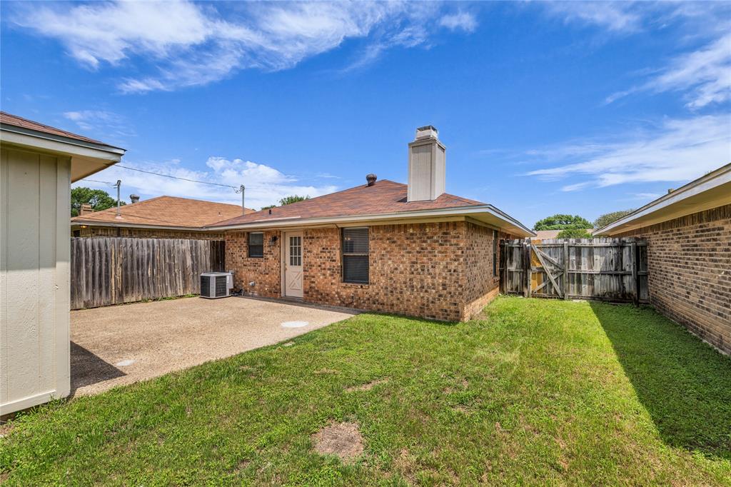 1409 Chapel Downs Waco, TX 76712 - Photo 18 of 20 a front view of a house with garden