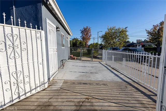 a view of a house with backyard and garden