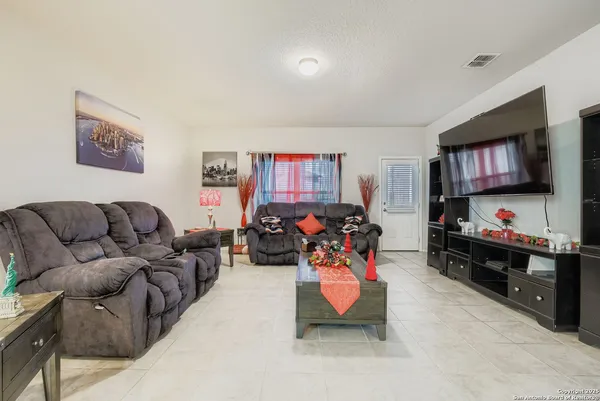 $2,400 | 9224 Grand Western, Converse, TX 78109