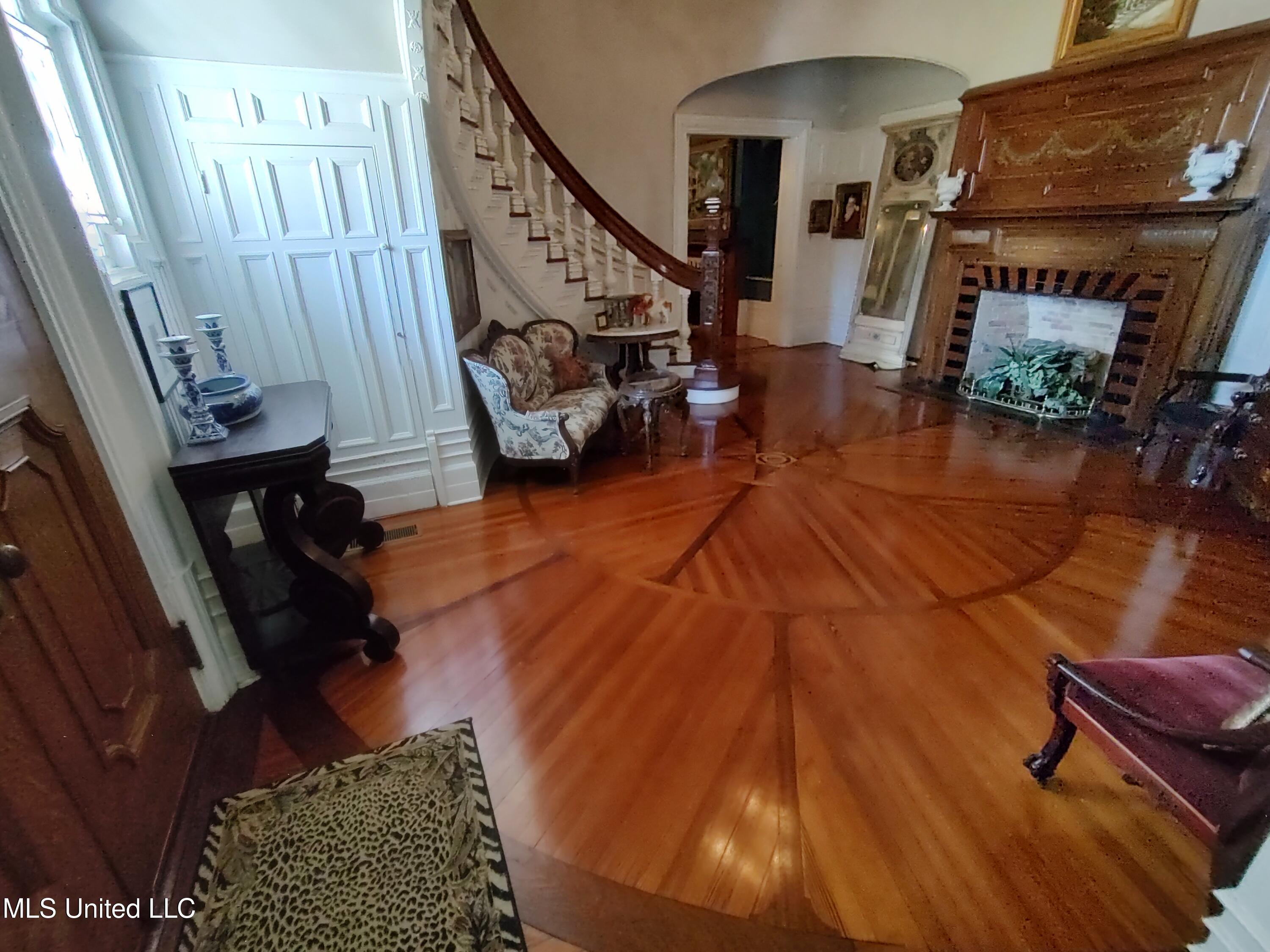 802 North Union Street Natchez, MS 39120 - Photo 12 of 70 Entrance Hall and stairway 133848920