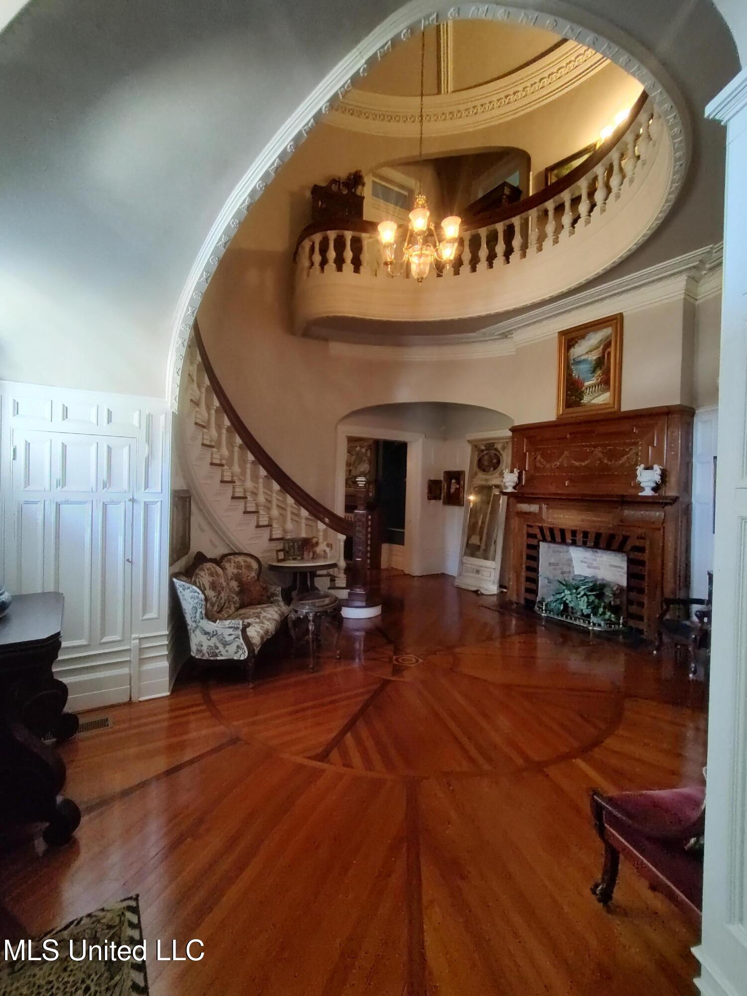 802 North Union Street Natchez, MS 39120 - Photo 14 of 70 Entrance Hall and stairway 133832401