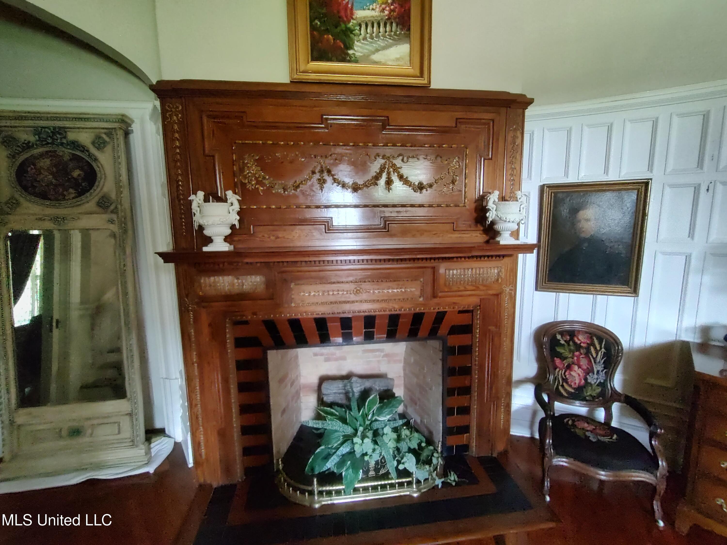 802 North Union Street Natchez, MS 39120 - Photo 27 of 70 Entrance Hall Mantle 133219926_HDR