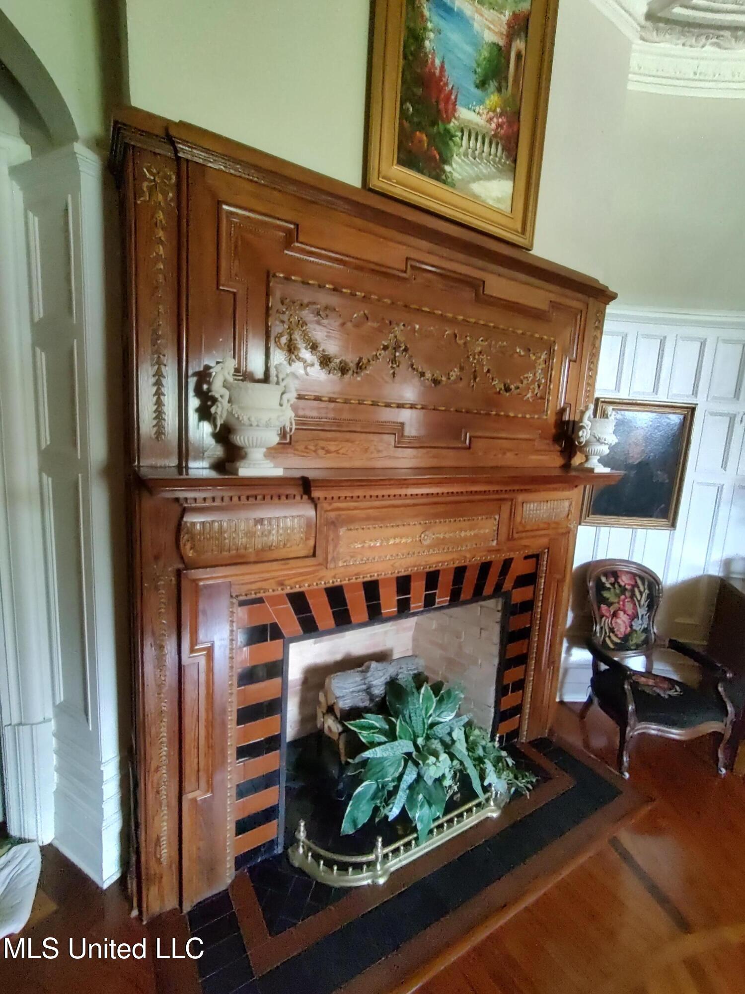802 North Union Street Natchez, MS 39120 - Photo 28 of 70 Entrance Hall Mantle 133146800_HDR