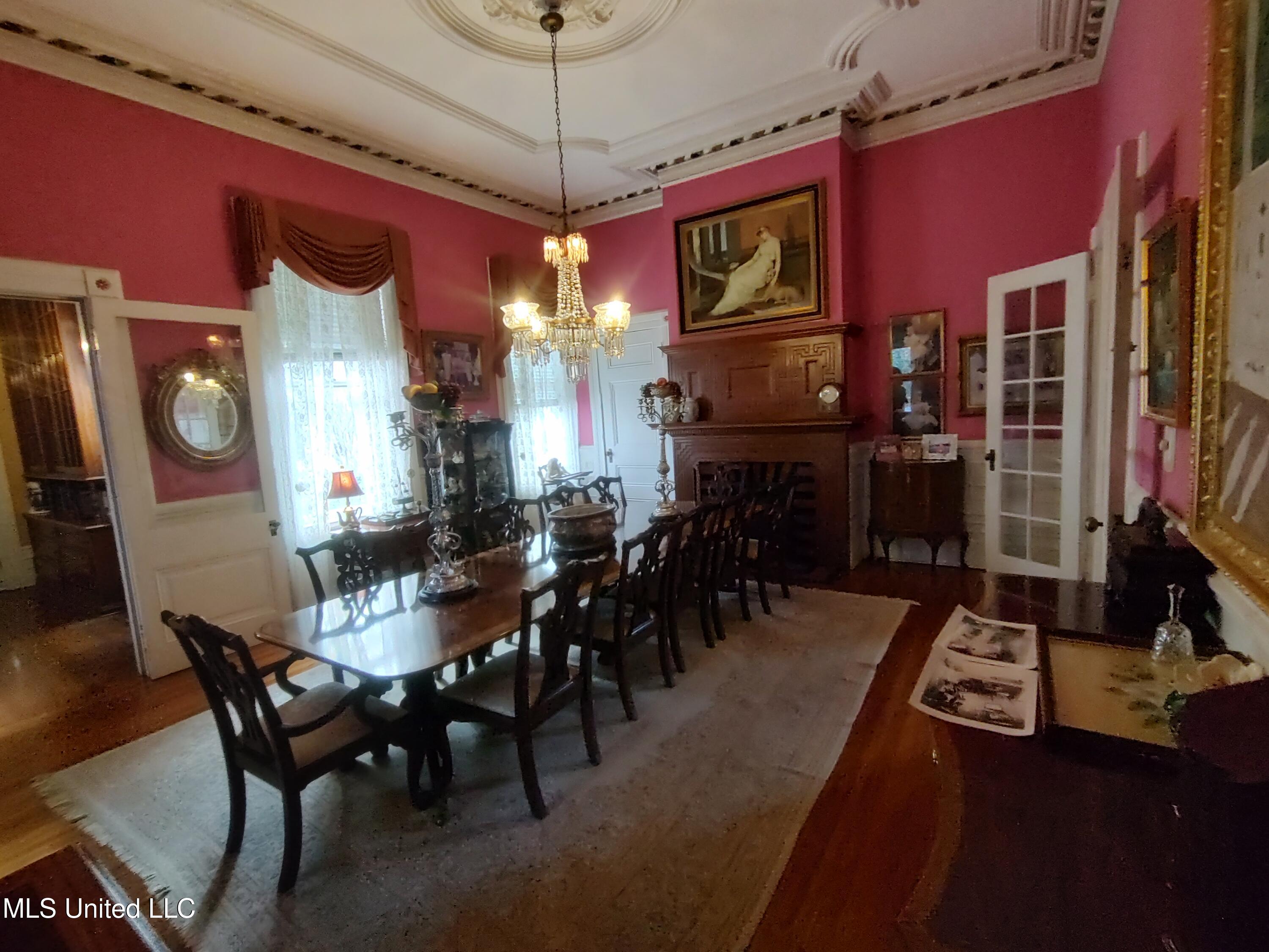 802 North Union Street Natchez, MS 39120 - Photo 32 of 70 Dining Room_145351123_HDR