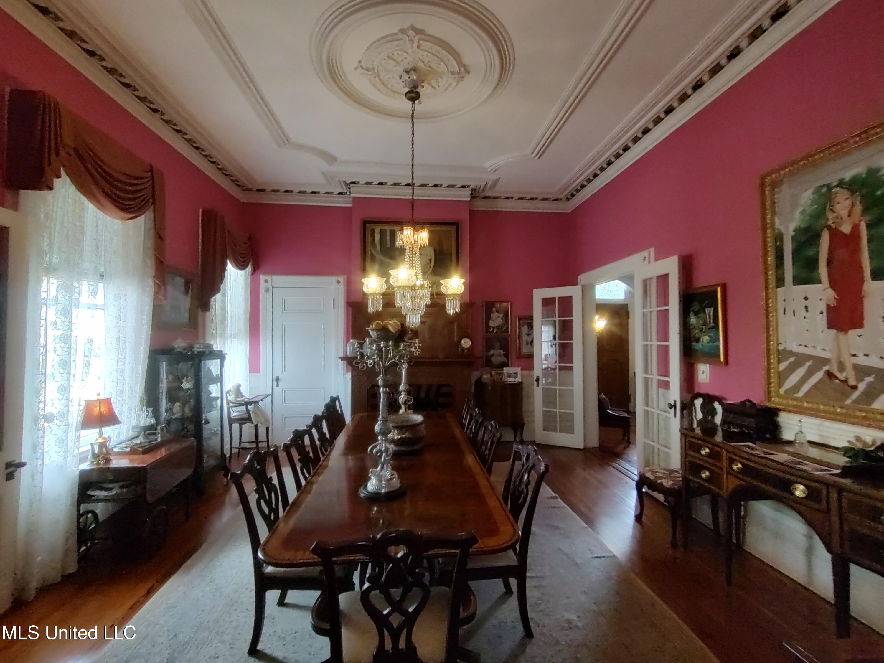 802 North Union Street Natchez, MS 39120 - Photo 33 of 70 Dining Room_145240655_HDR