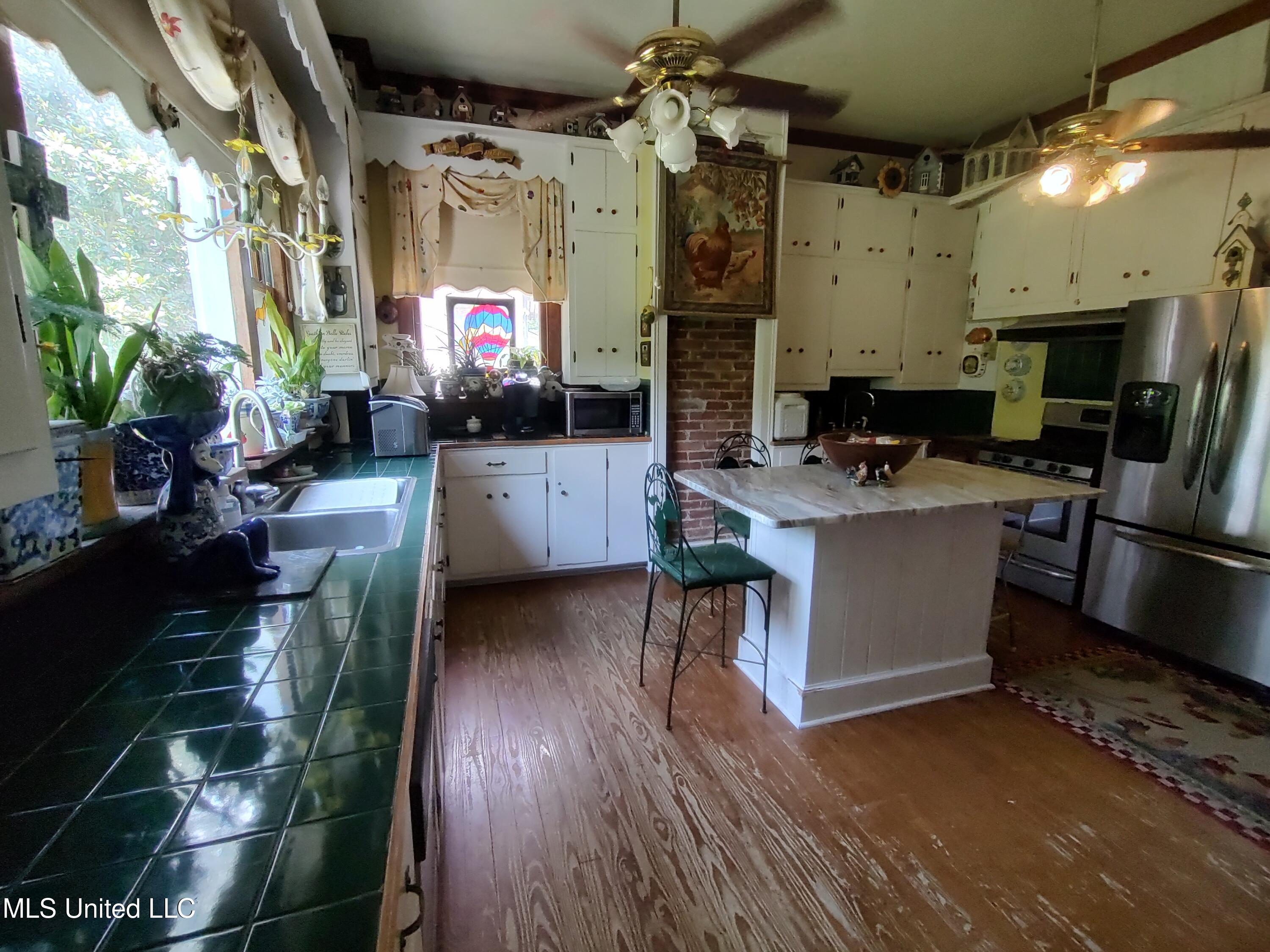 802 North Union Street Natchez, MS 39120 - Photo 41 of 70 Kitchen 133948465_HDR