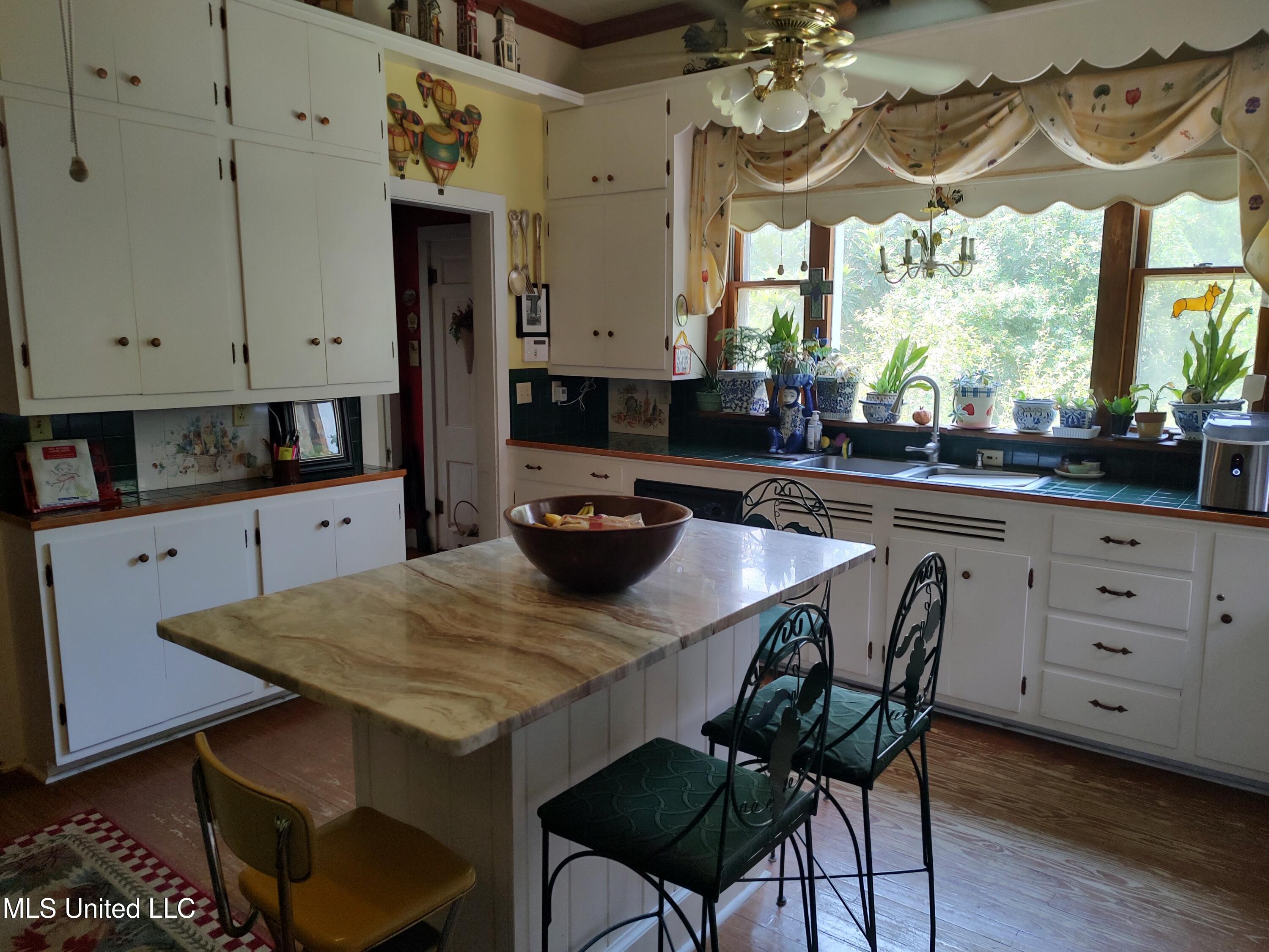 802 North Union Street Natchez, MS 39120 - Photo 43 of 70 Kitchen 134427297_HDR