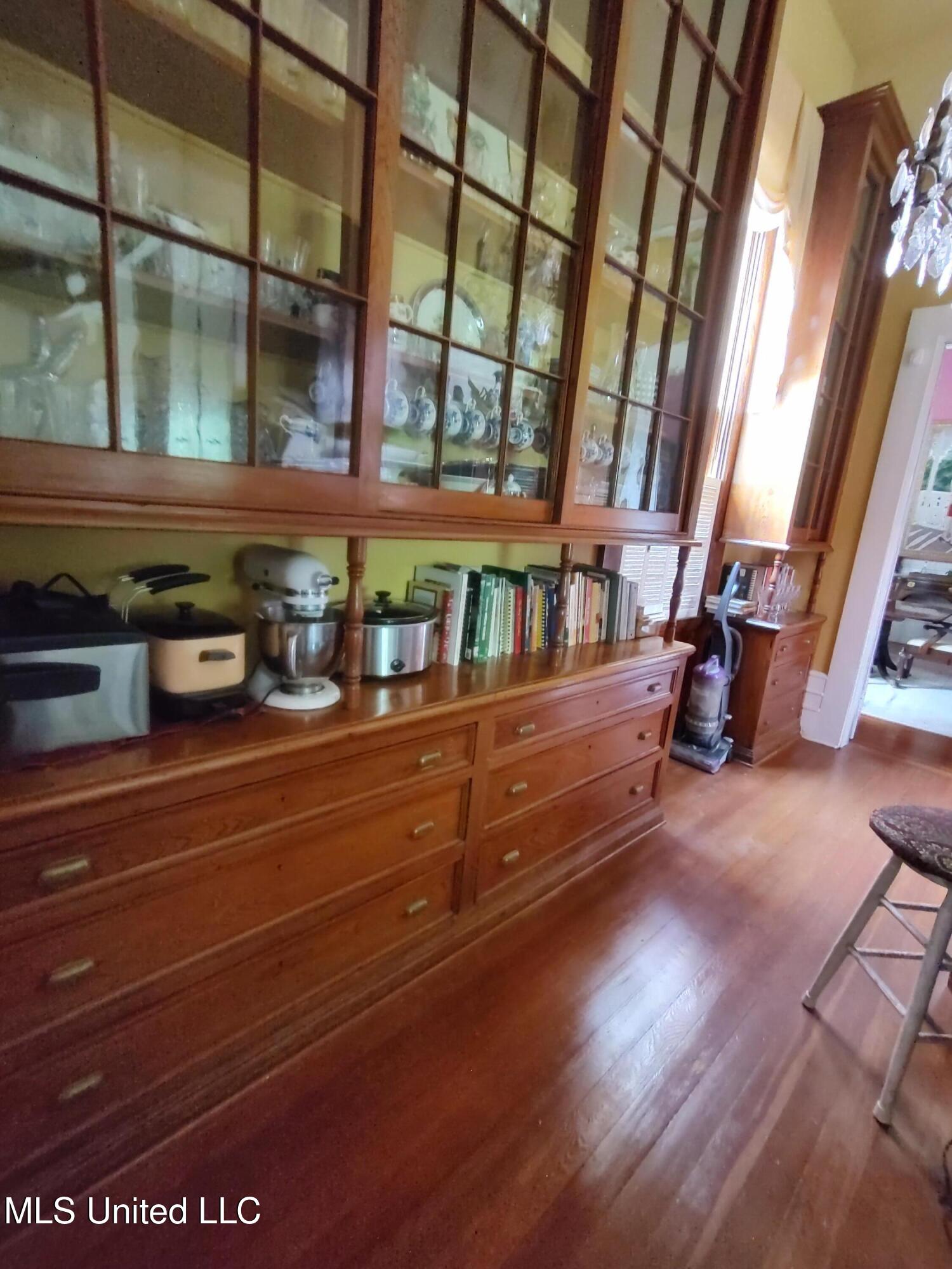802 North Union Street Natchez, MS 39120 - Photo 45 of 70 Butlers Pantry 133737198_HDR