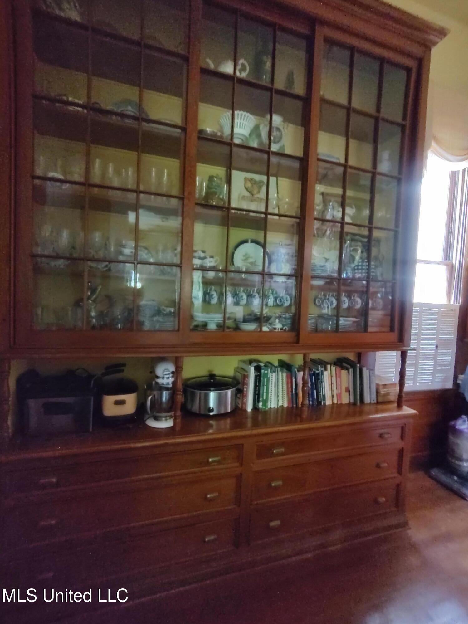 802 North Union Street Natchez, MS 39120 - Photo 46 of 70 Butlers Pantry 133725741_HDR