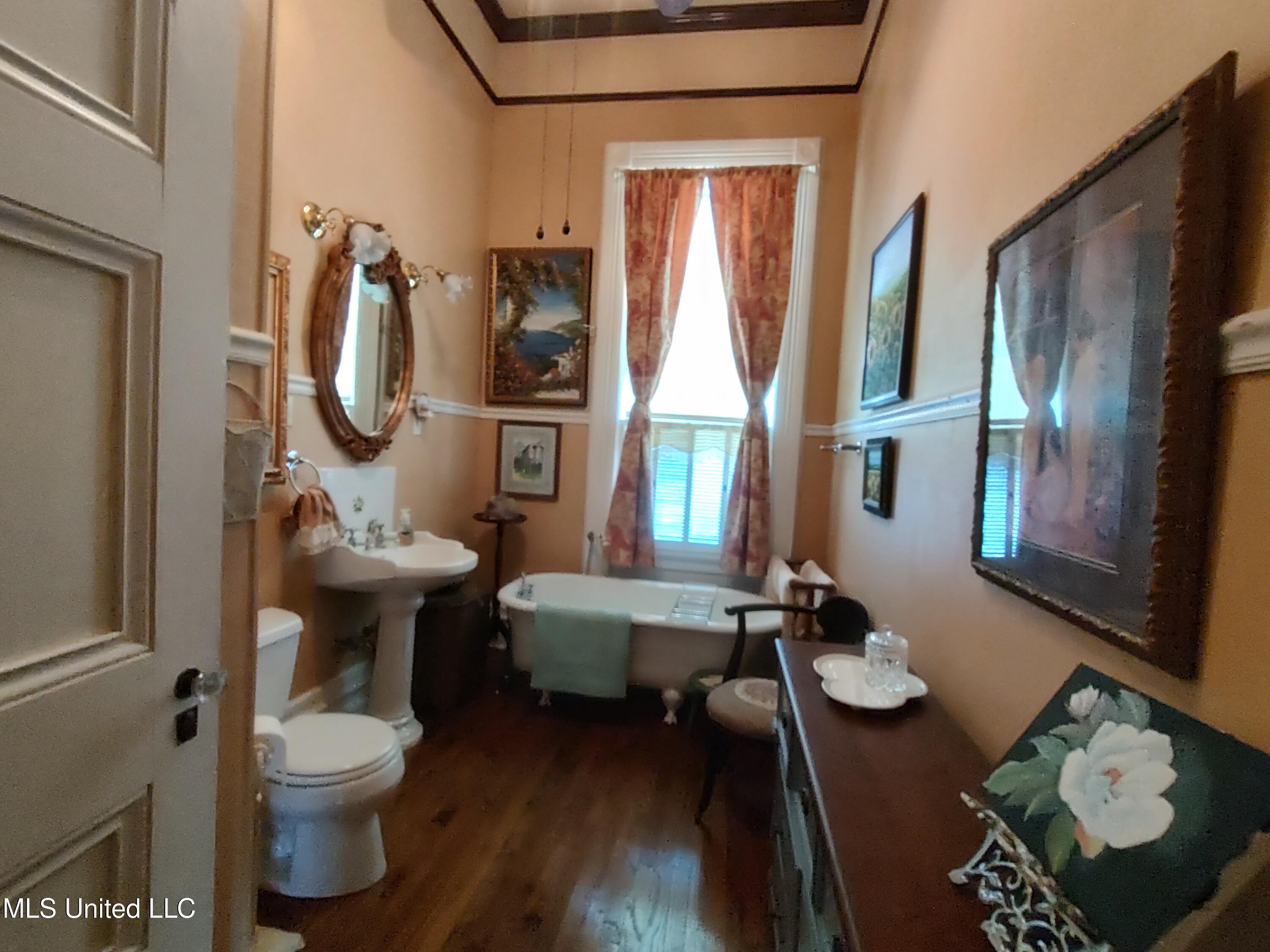 802 North Union Street Natchez, MS 39120 - Photo 67 of 70 Peach Bath 132702528_HDR