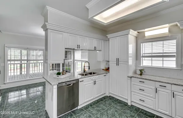 $349,999 | 2150 West Fairway Drive, Brandon, MS 39047