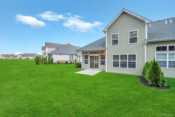 $879,988 | 195 Belmont Circle, Yaphank, NY 11980