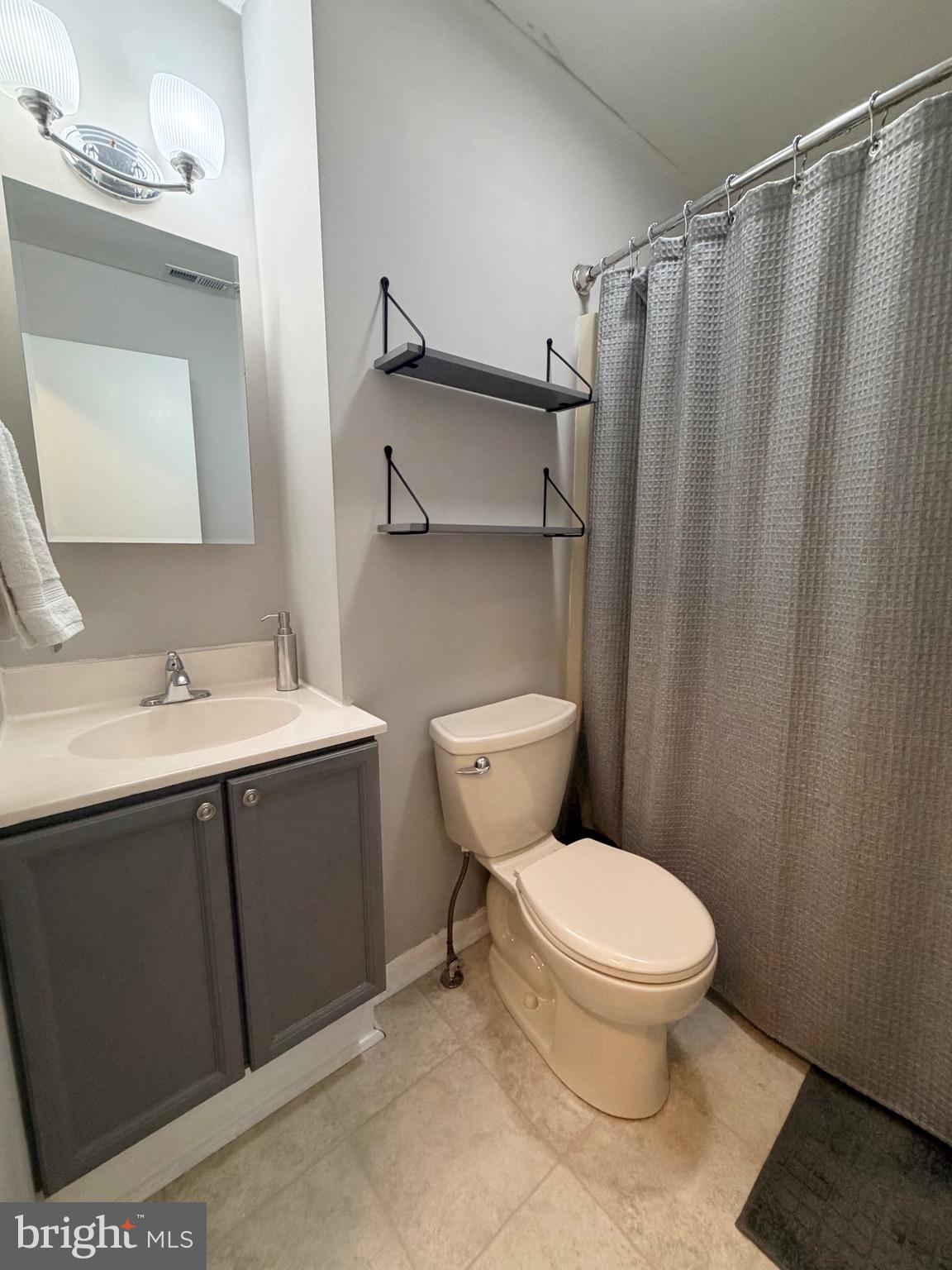 25754 Woodfield Road Damascus, MD 20872 - Photo 11 of 16 Full Hallway Bath