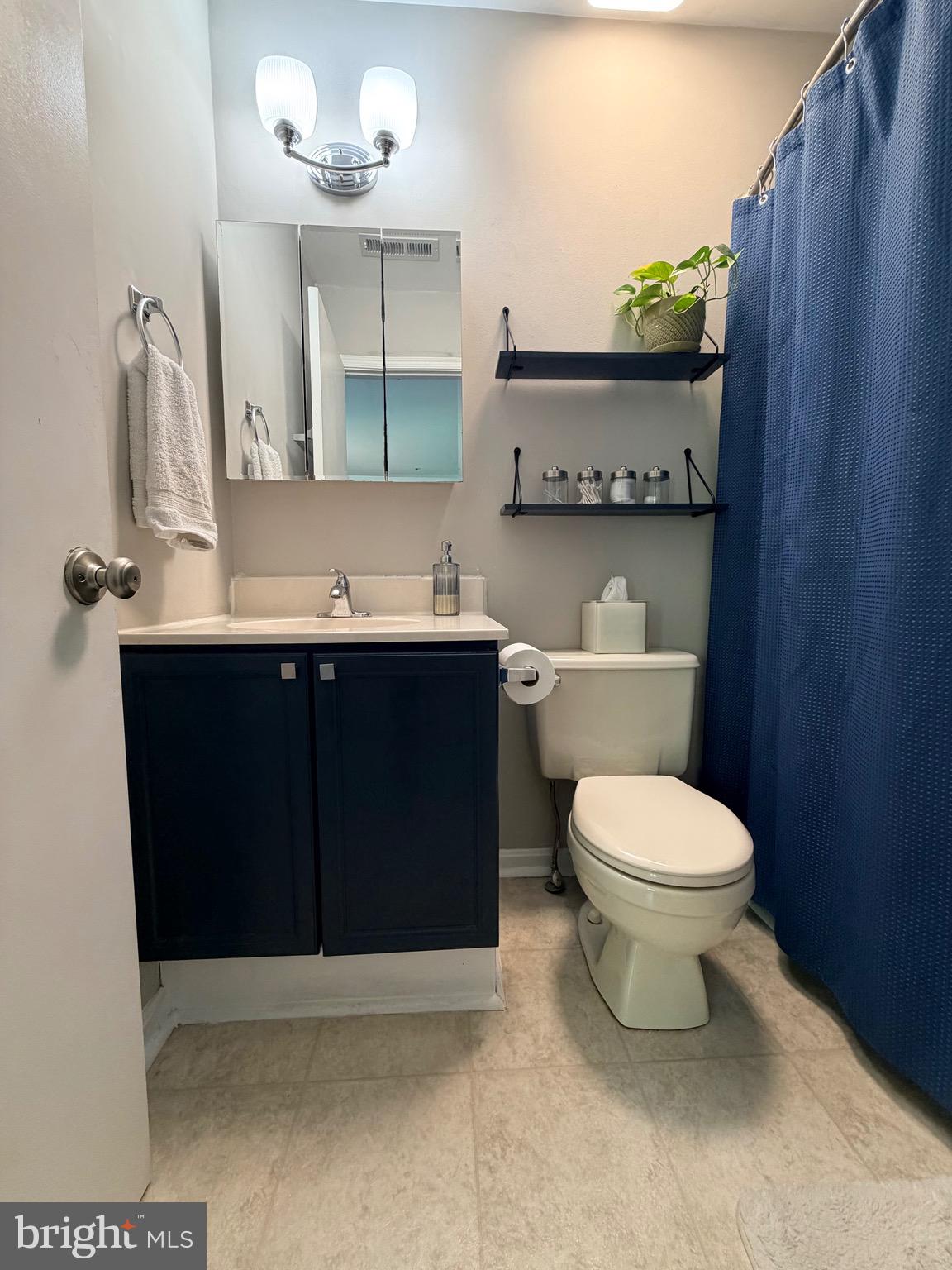 25754 Woodfield Road Damascus, MD 20872 - Photo 8 of 16 Primary Full Bath