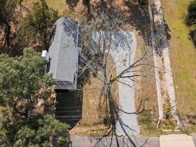 a view of a yard of the house