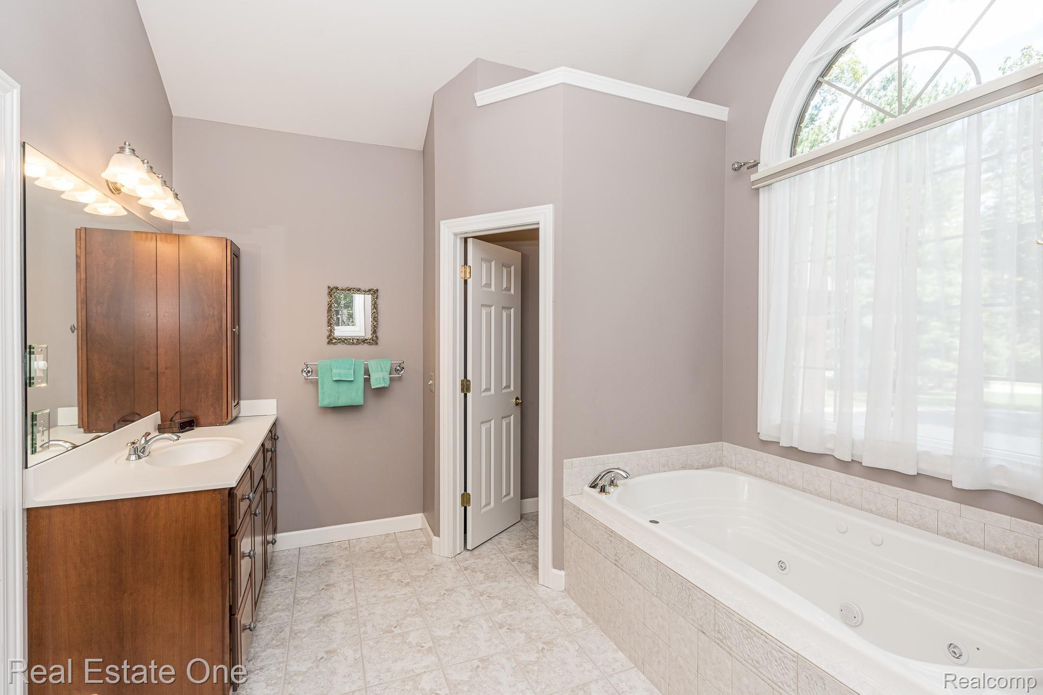 385 Rochdale Drive North Rochester, MI 48309 - Photo 20 of 42 Primary bath
