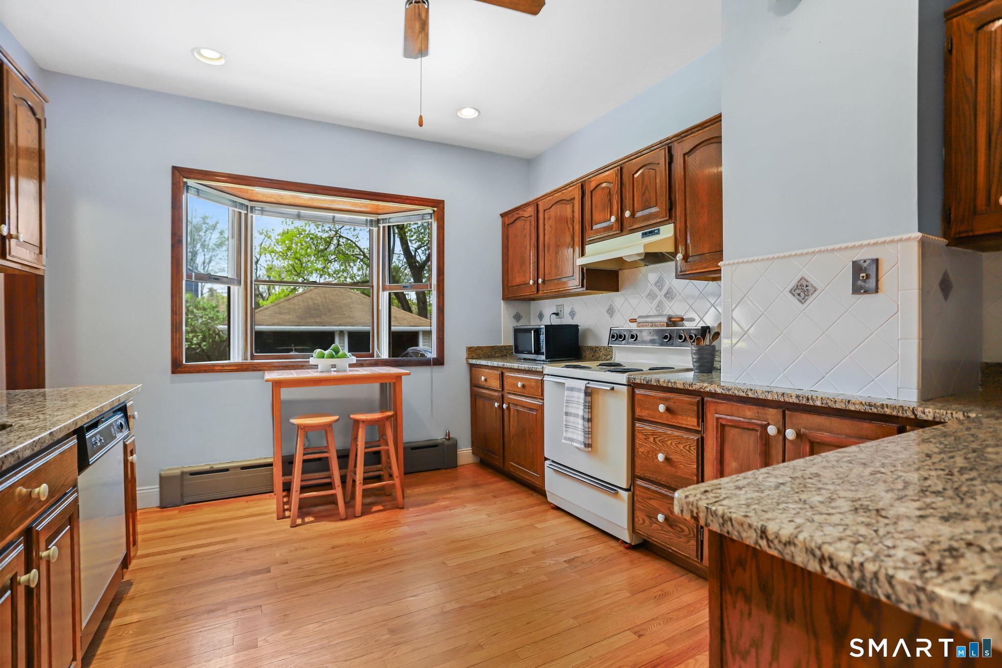 289 Old Mill Road Fairfield, CT 06824 - Photo 11 of 39