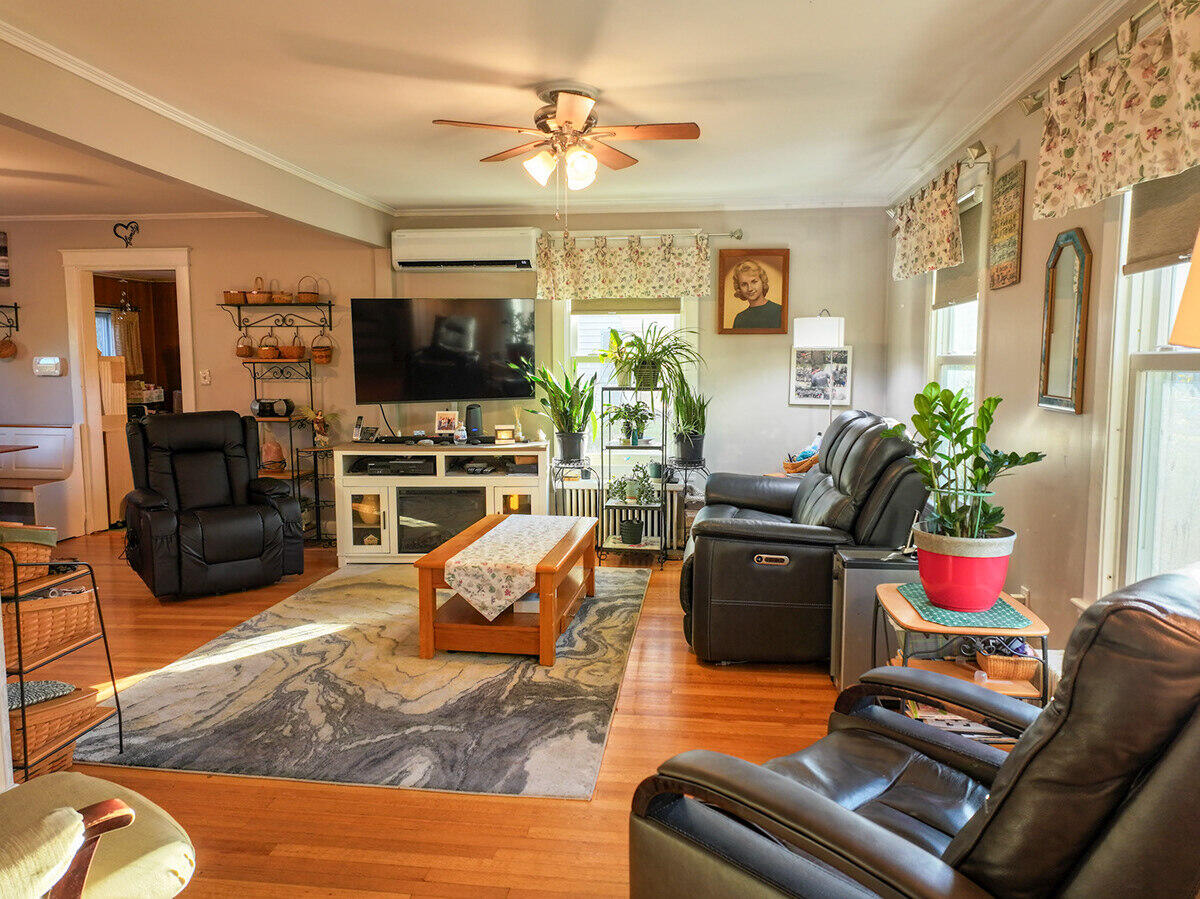 21 Androscoggin Avenue Lewiston, ME 04240 - Photo 13 of 47 Living Room 5