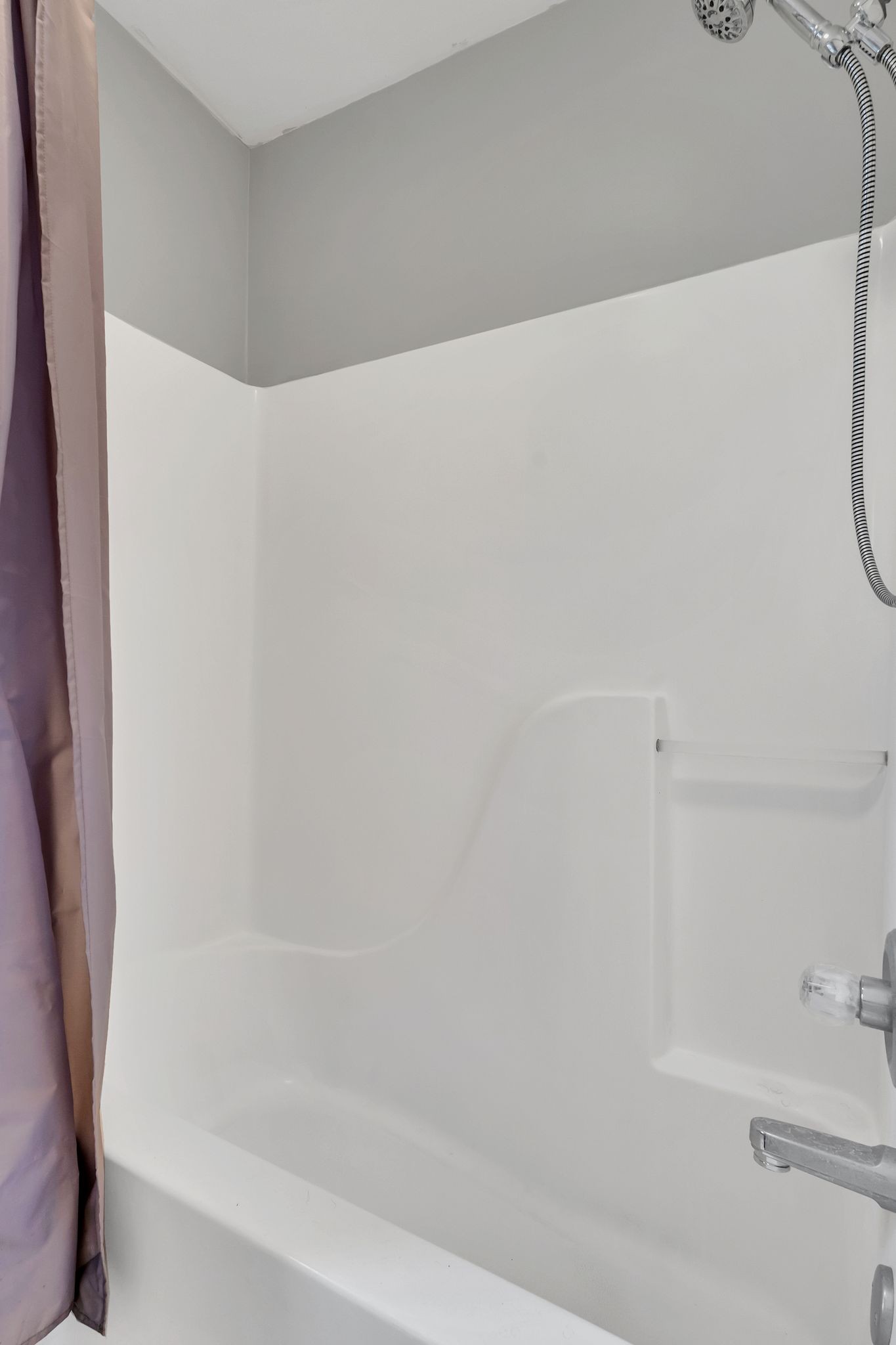 4237 Kedron Road Spring Hill, TN 37174 - Photo 22 of 48 a bathroom with a bathtub