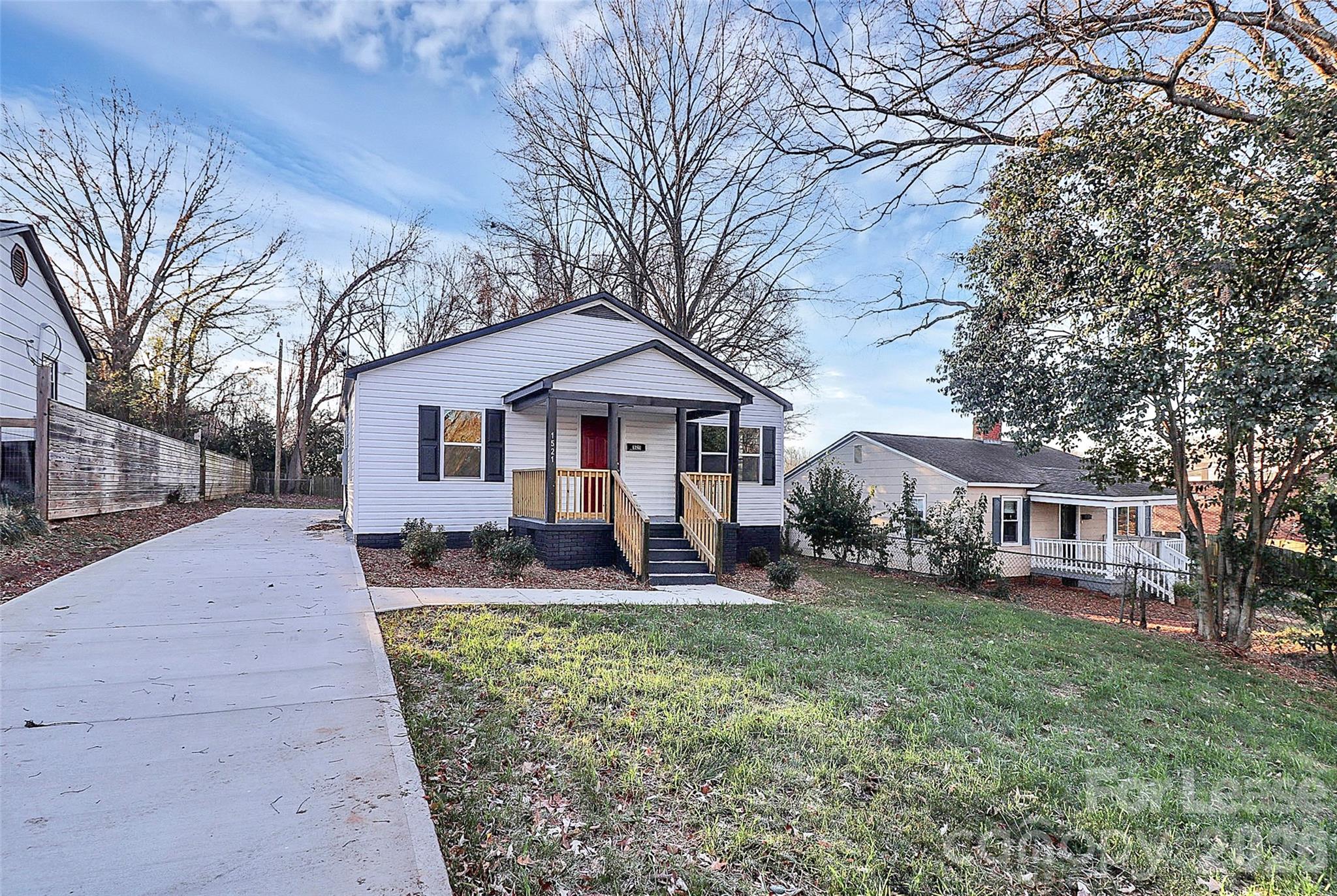 1521 Effingham Road Charlotte, NC 28208 - Photo 2 of 19