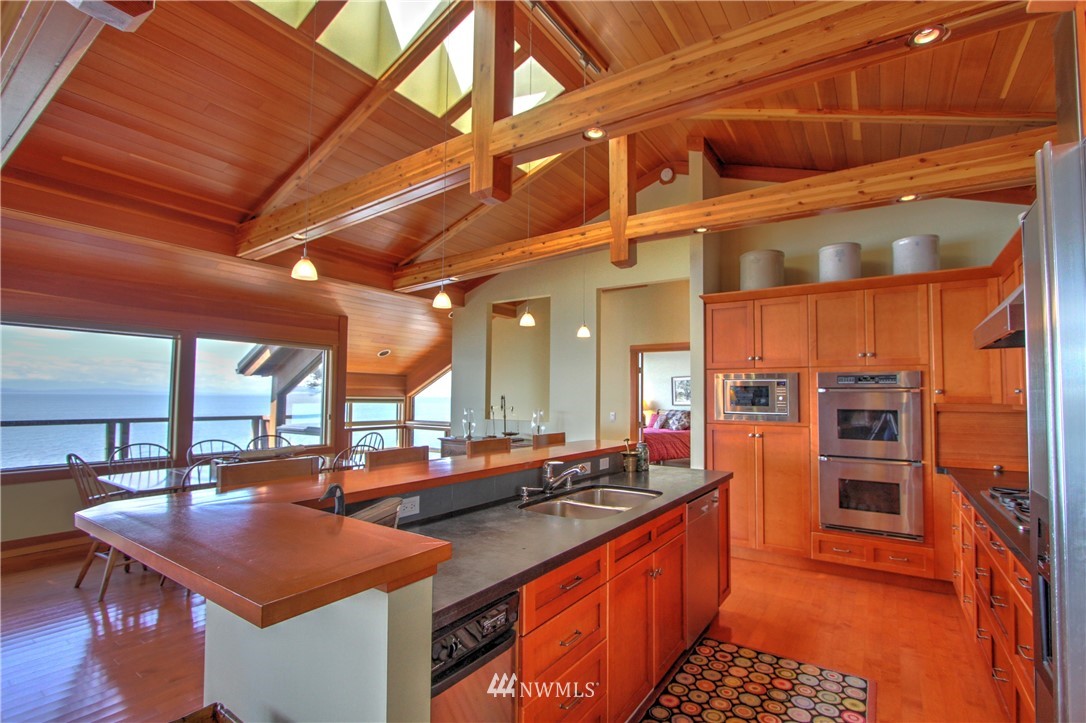 371 West Bluff Road Point Roberts, WA 98281 - Photo 5 of 34 Gallery Image 5
