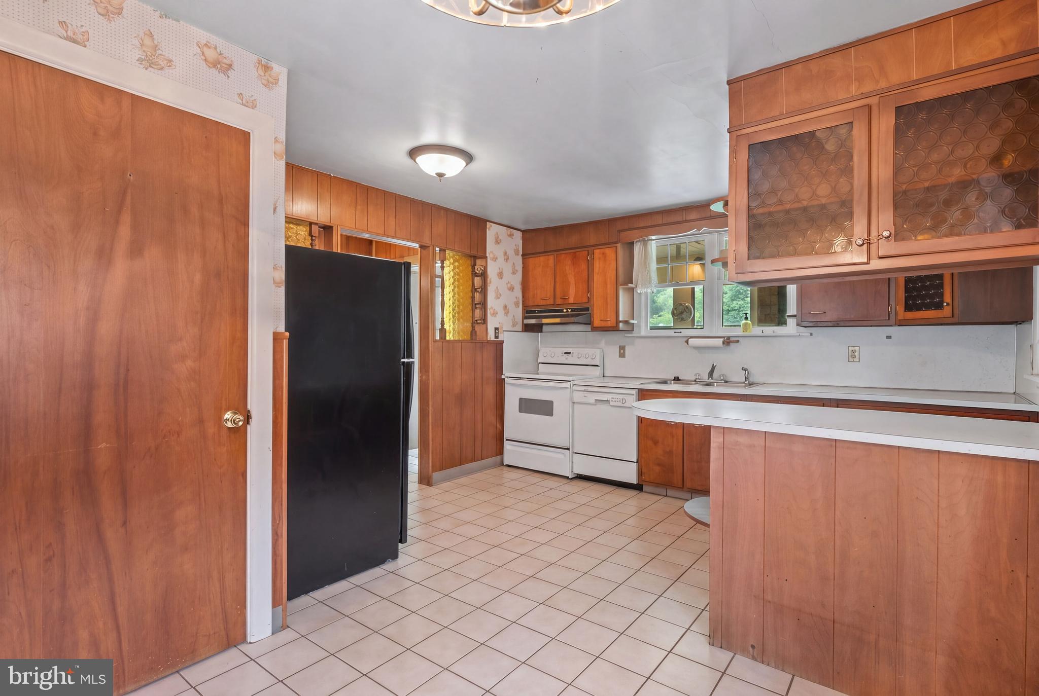 564 Blandon Road Fleetwood, PA 19522 - Photo 20 of 45 a kitchen with stainless steel appliances a refrigerator and a sink