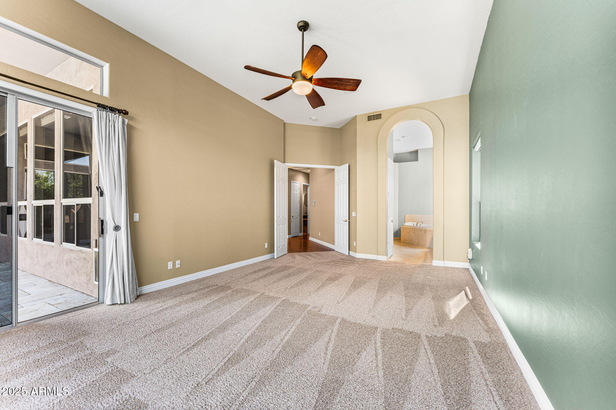 4410 East Robin Lane Phoenix, AZ 85050 - Photo 20 of 44 a view of a living room