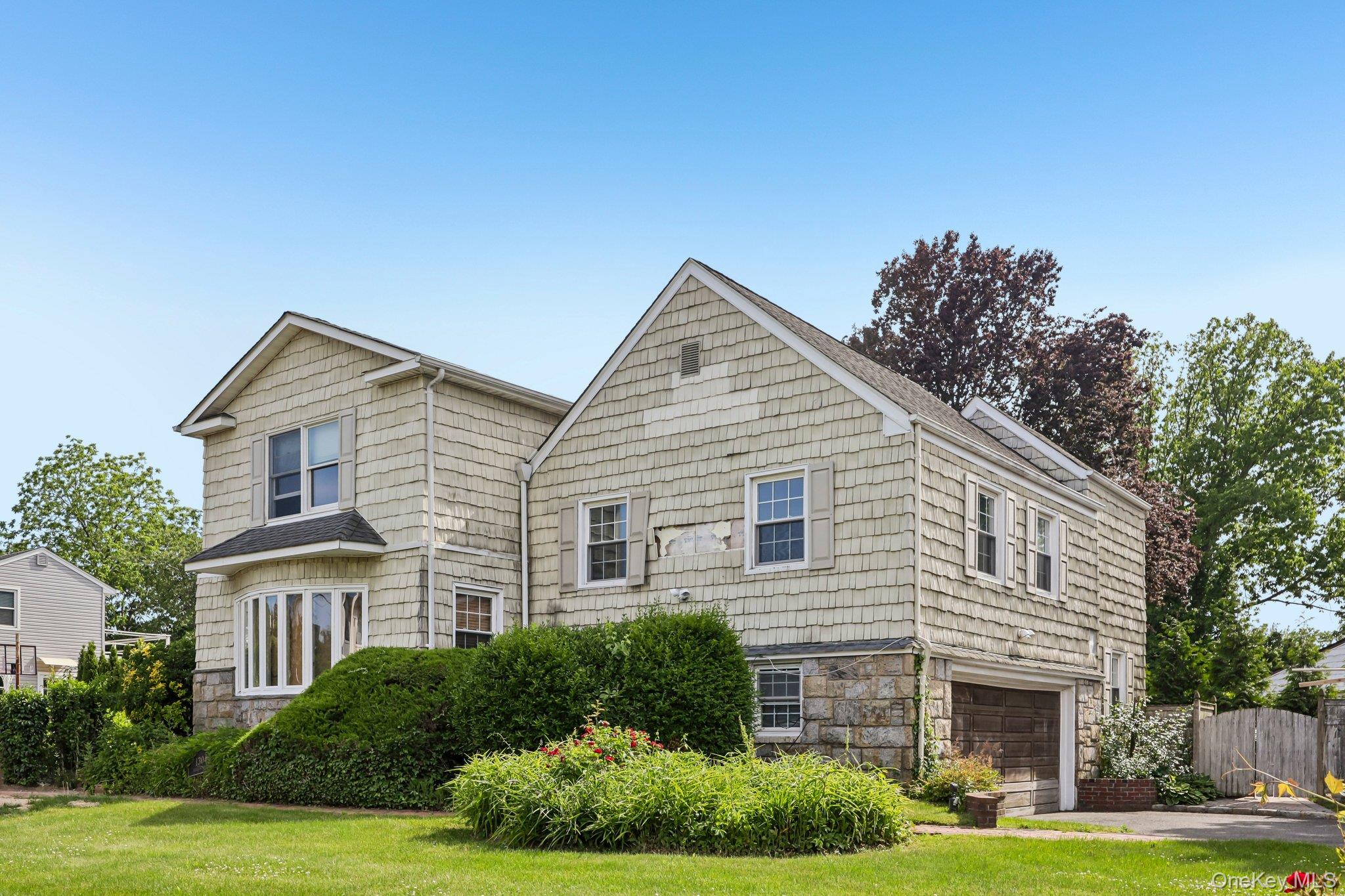 1304 Harbor Road Hewlett Harbor, NY 11557 - Photo 2 of 42