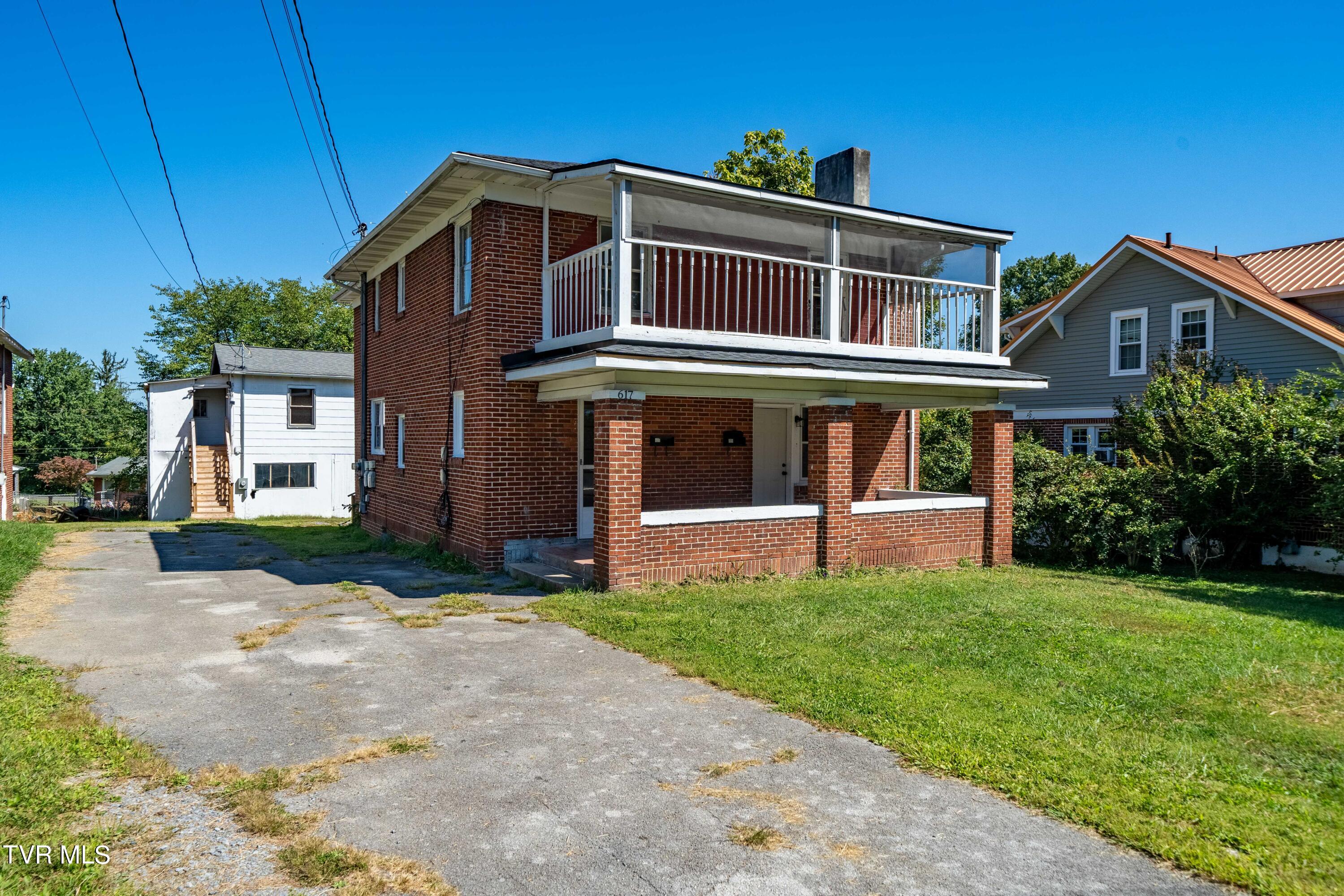 617 Taylor Street Bristol, TN 37620 - Photo 4 of 62 617 Taylor St (3 of 62)