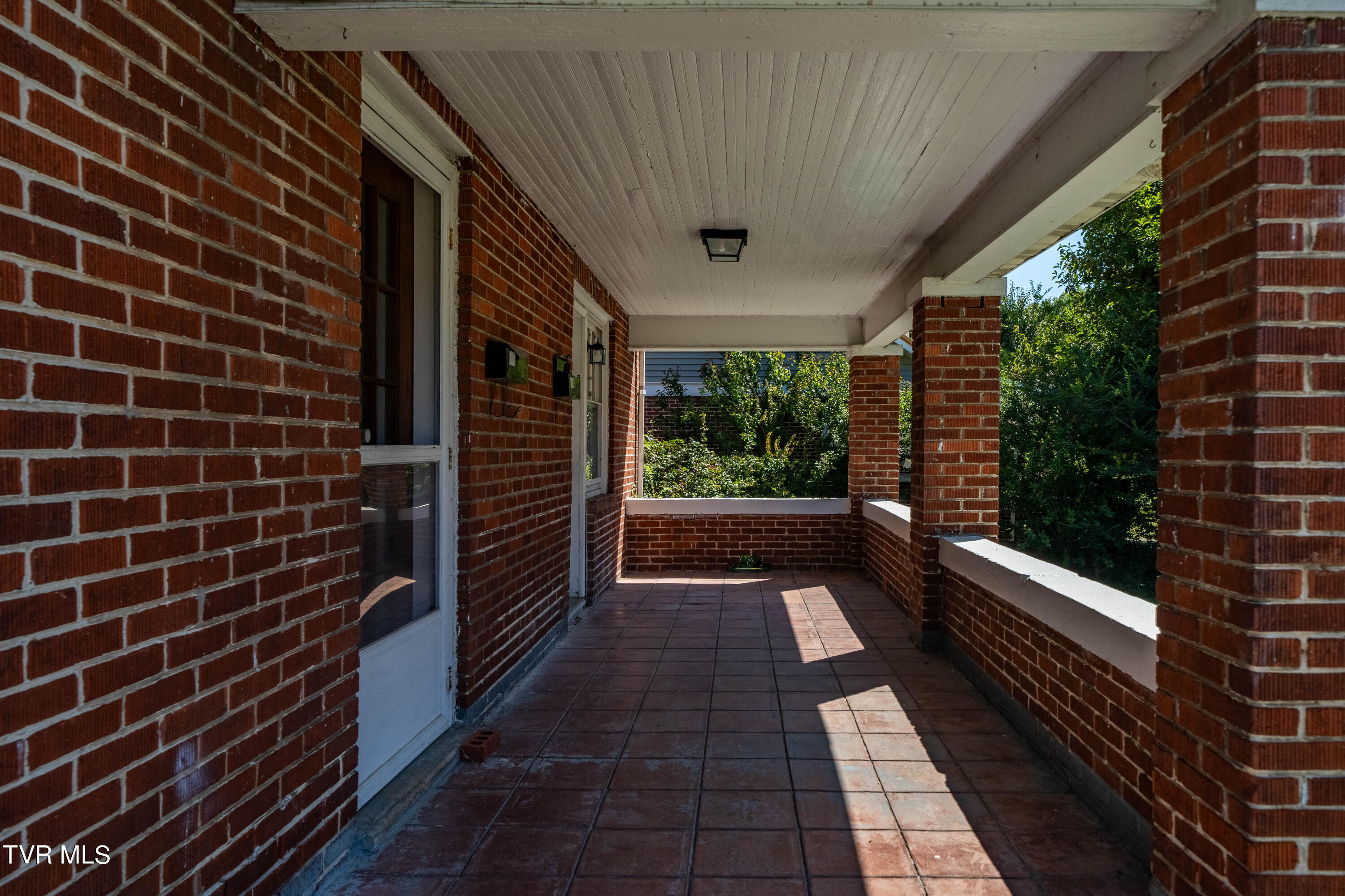 617 Taylor Street Bristol, TN 37620 - Photo 6 of 62 617 Taylor St (5 of 62)