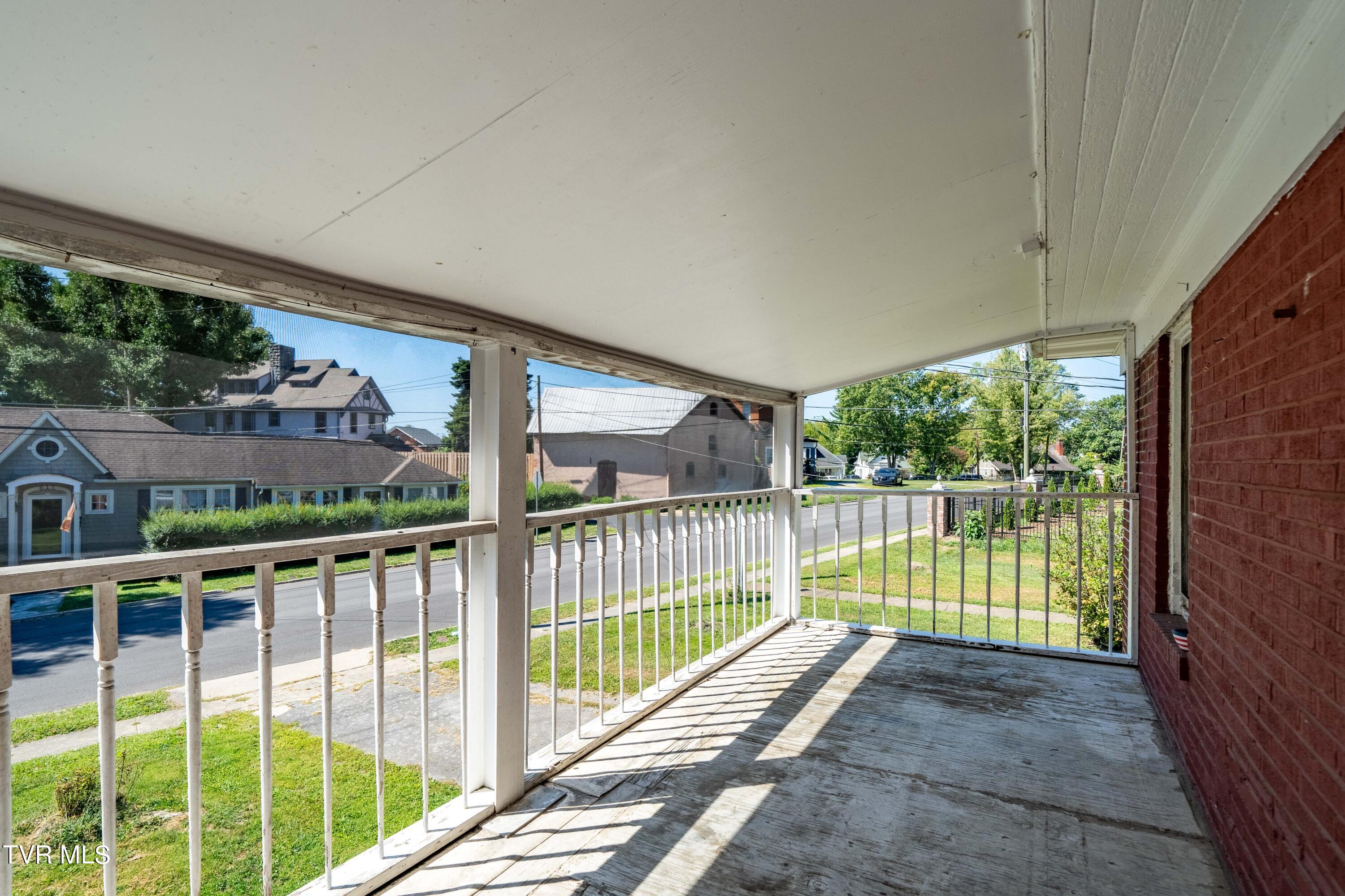 617 Taylor Street Bristol, TN 37620 - Photo 9 of 62 617 Taylor St (8 of 62)