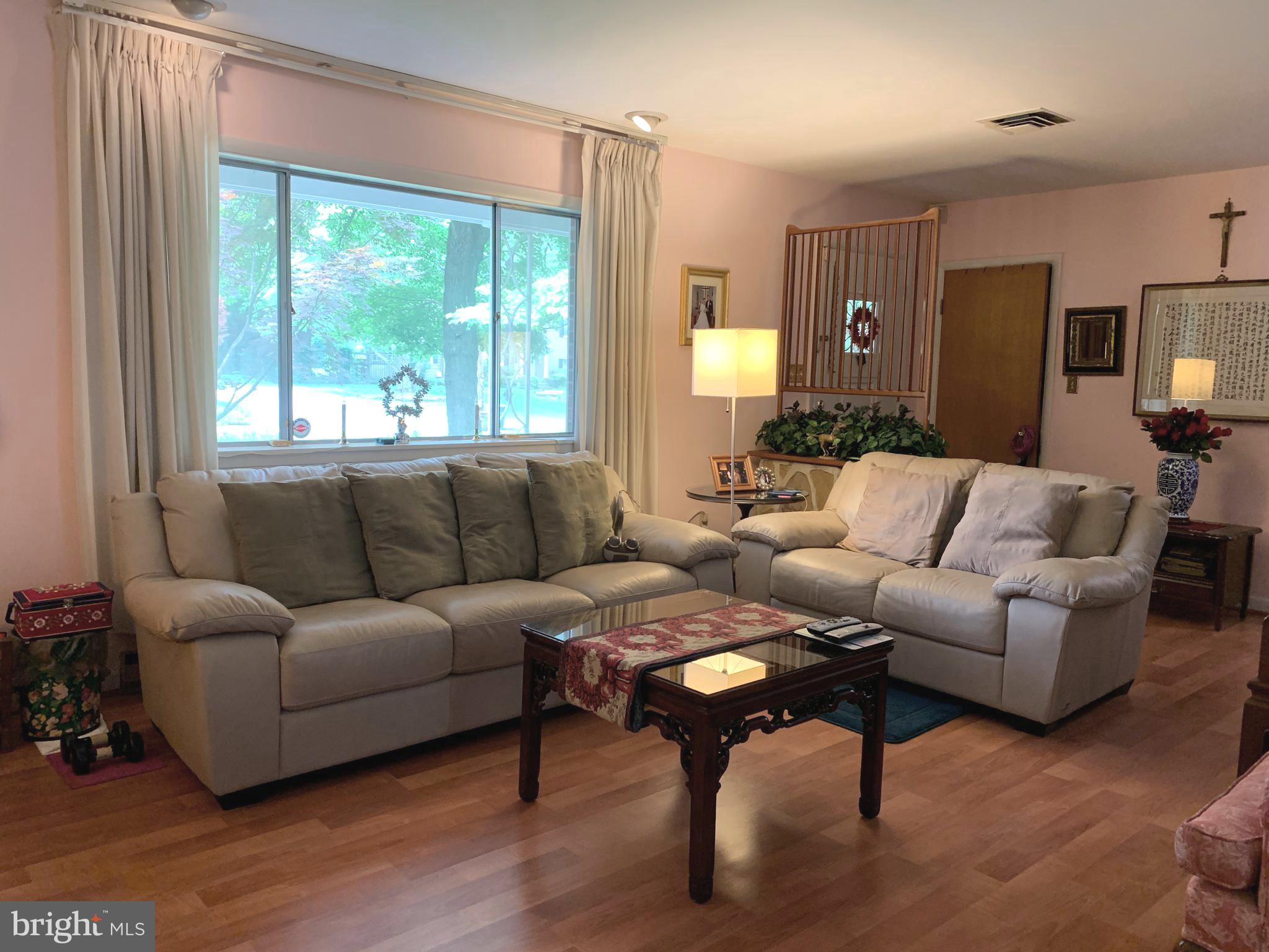 1972 Fairfax Road Annapolis, MD 21401 - Photo 5 of 30 Living Room