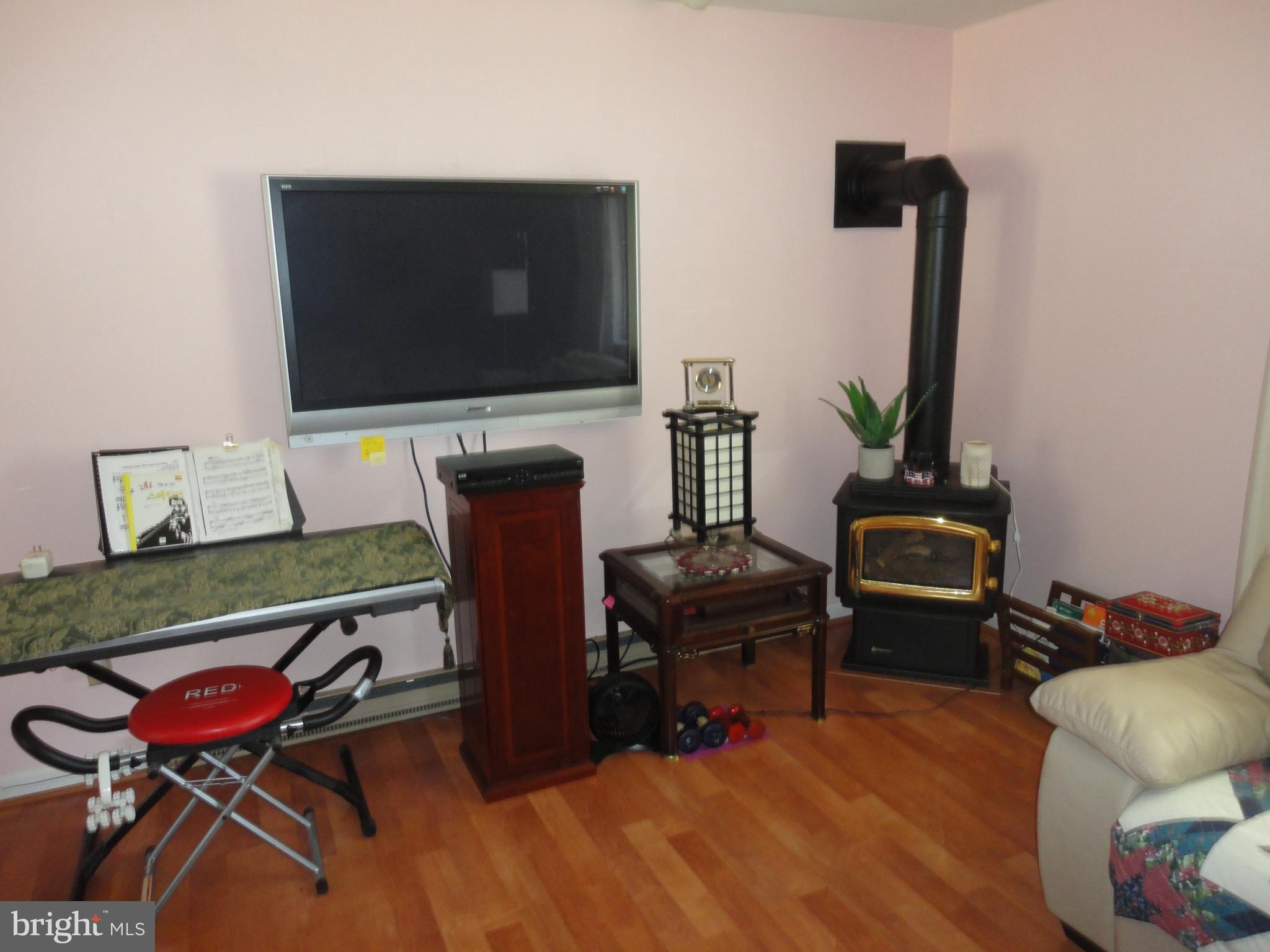 1972 Fairfax Road Annapolis, MD 21401 - Photo 7 of 30 Living Room