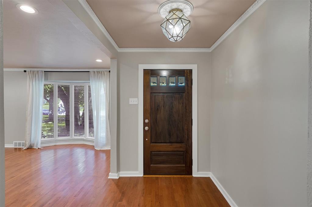 9856 Shoreview Road Dallas, TX 75238 - Photo 4 of 40