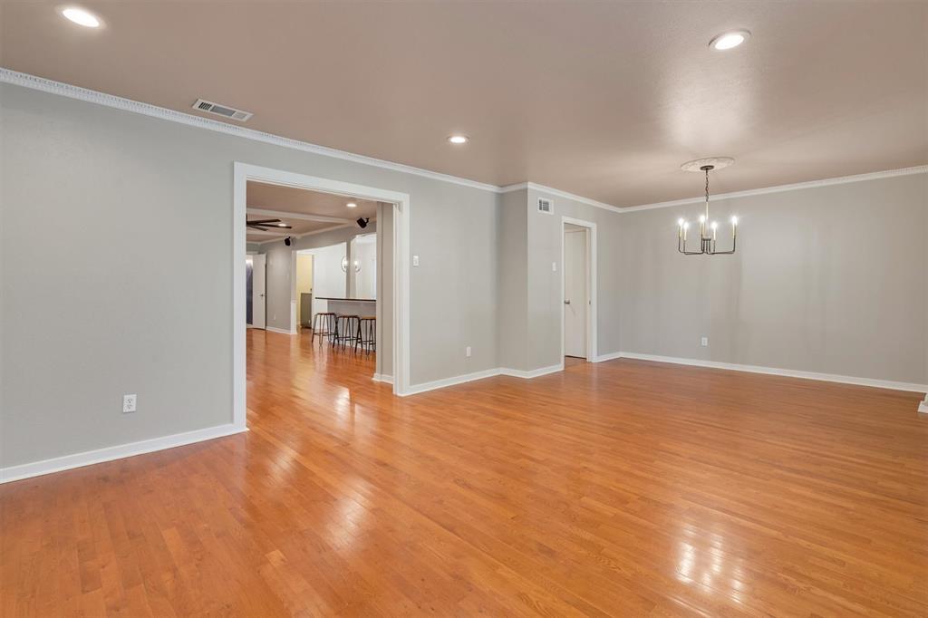 9856 Shoreview Road Dallas, TX 75238 - Photo 10 of 40