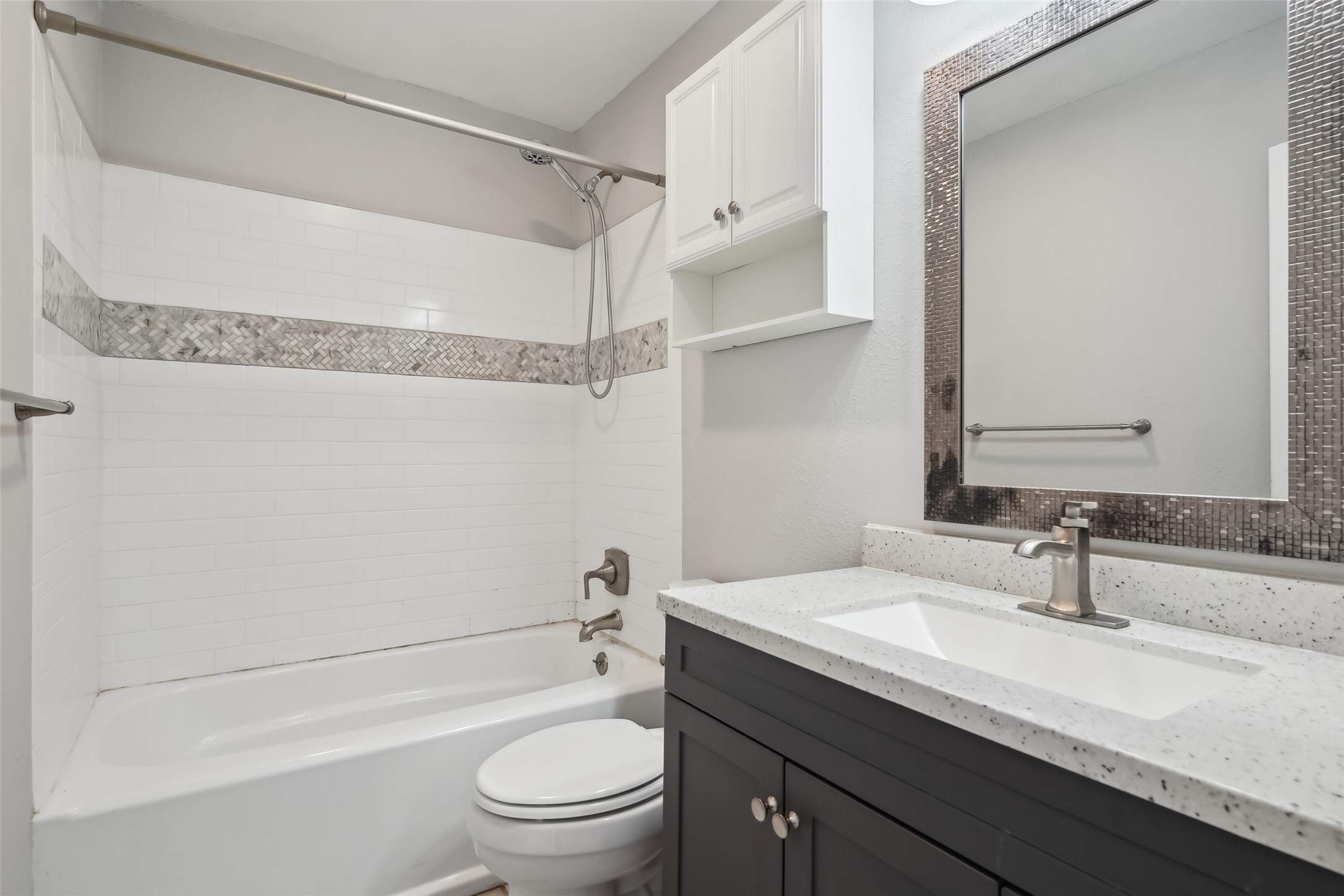 11404 Walnut Ridge Drive, Unit 5 Austin, TX 78753 - Photo 19 of 23 Upstairs full bath