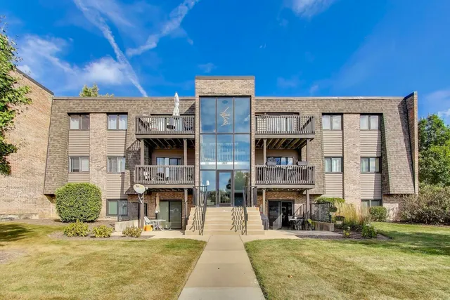 $220,000 | 1424 Stonebridge Circle, Unit L4, Wheaton, IL 60189