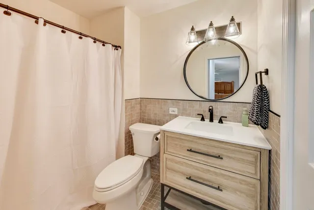 $220,000 | 1424 Stonebridge Circle, Unit L4, Wheaton, IL 60189