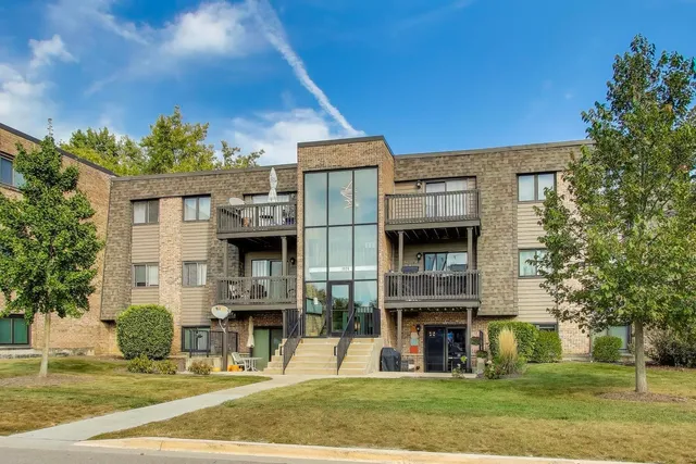 $220,000 | 1424 Stonebridge Circle, Unit L4, Wheaton, IL 60189