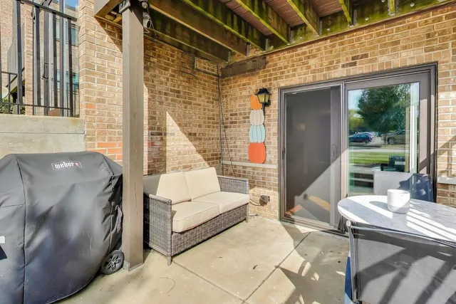 $220,000 | 1424 Stonebridge Circle, Unit L4, Wheaton, IL 60189