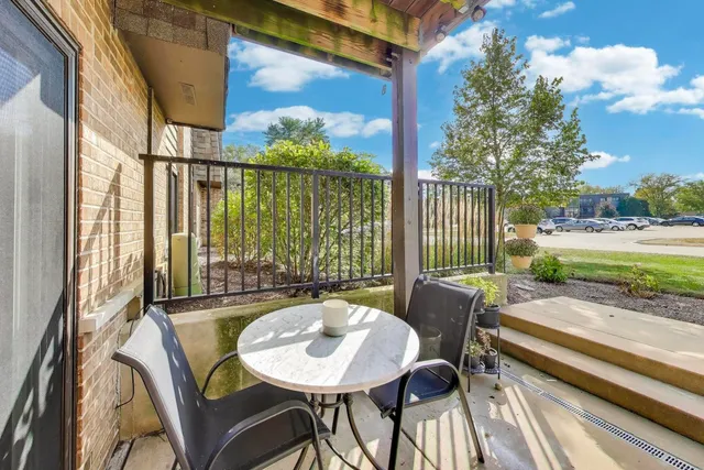 $220,000 | 1424 Stonebridge Circle, Unit L4, Wheaton, IL 60189